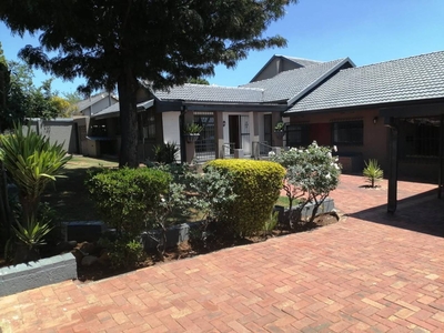 4 Bedroom House for sale in Mondeor | ALLSAproperty.co.za