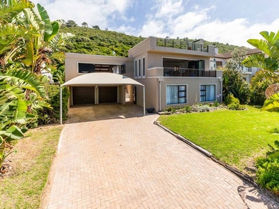 Family home walking distance to the beach and stunning sea view!