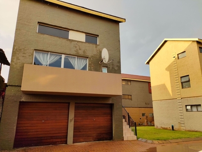 2 bedroom townhouse to rent in Serela View