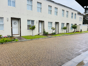 2 Bedroom Townhouse For Sale in Paarl South