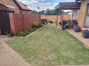 2 Bedroom Townhouse For Sale in Willow Park Manor