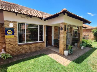 3 Bedroom Townhouse For Sale in Meiringspark Ext 4