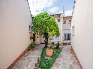 3 Bedroom Townhouse For Sale in Pinelands
