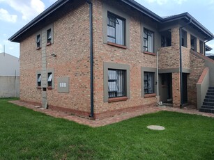 3 Bedroom Townhouse For Sale in Ravenswood