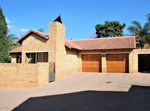 3 Bedroom Townhouse For Sale in Ruimsig Noord