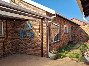 3 Bedroom townhouse - sectional to rent in Rant En Dal, Krugersdorp