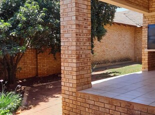 3 Bedroom townhouse - sectional to rent in Ruimsig, Roodepoort