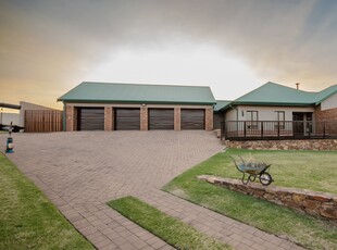 4 Bedroom House For Sale in Mooikloof Glen