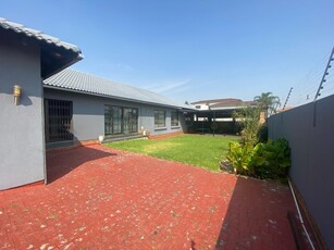 4 Bedroom House For Sale in Sonneveld