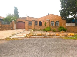 4 Bedroom House For Sale in Uitsig