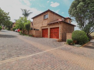 4 Bedroom Townhouse For Sale in Willowbrook