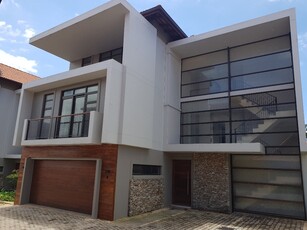 5 Bedroom Townhouse For Sale in Izinga