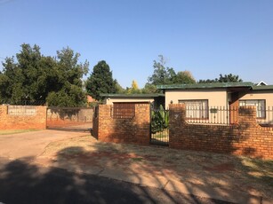 6 Bedroom House For Sale in The Orchards