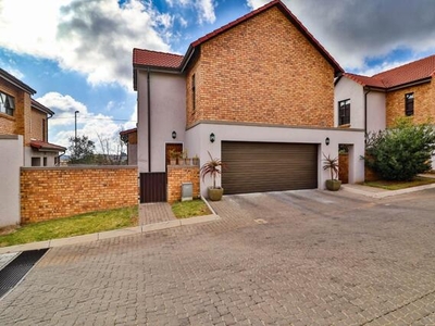 Townhouse For Sale In Honeydew Ridge, Roodepoort